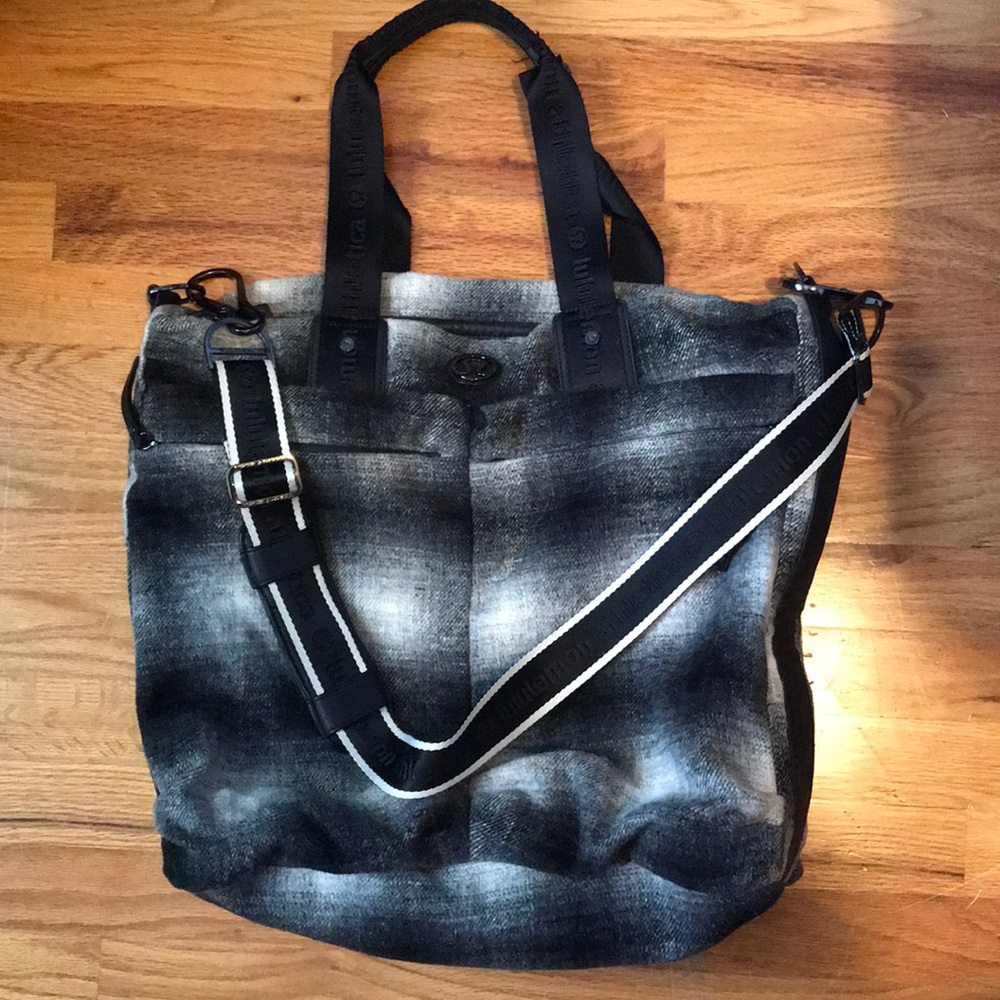 Lululemon Fast in Flight Tote - Black and White